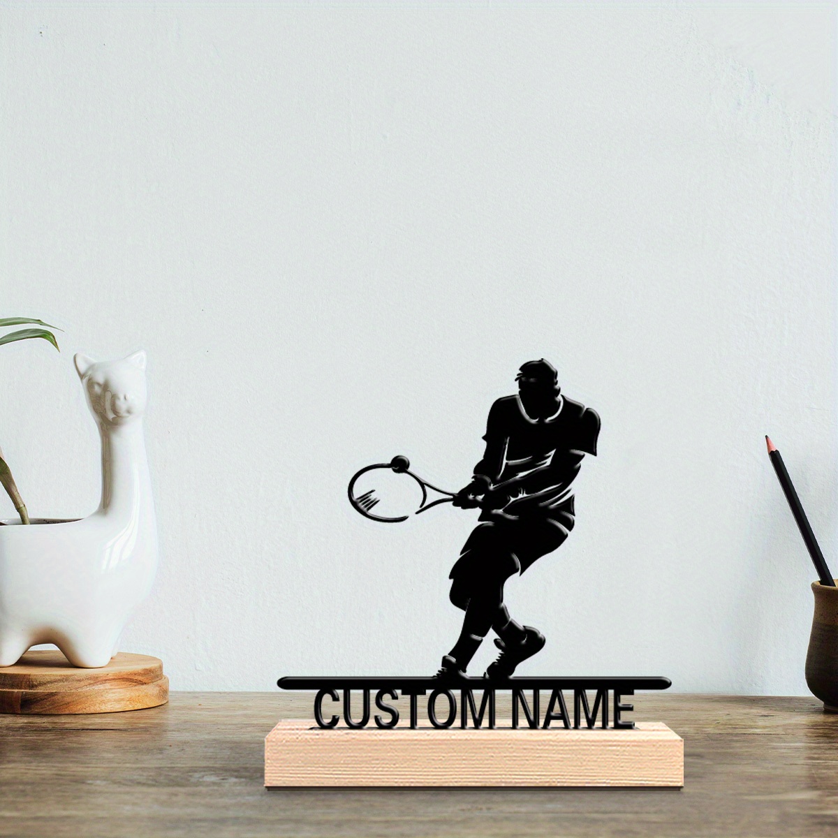 Home Decor Company - Personalizowana metalowa statuetka tenisty z drewnianą